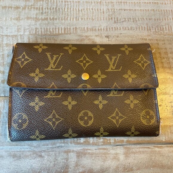 Louis Vuitton Classic Wallet – Beautiful & Functional - Picture 2 of 11